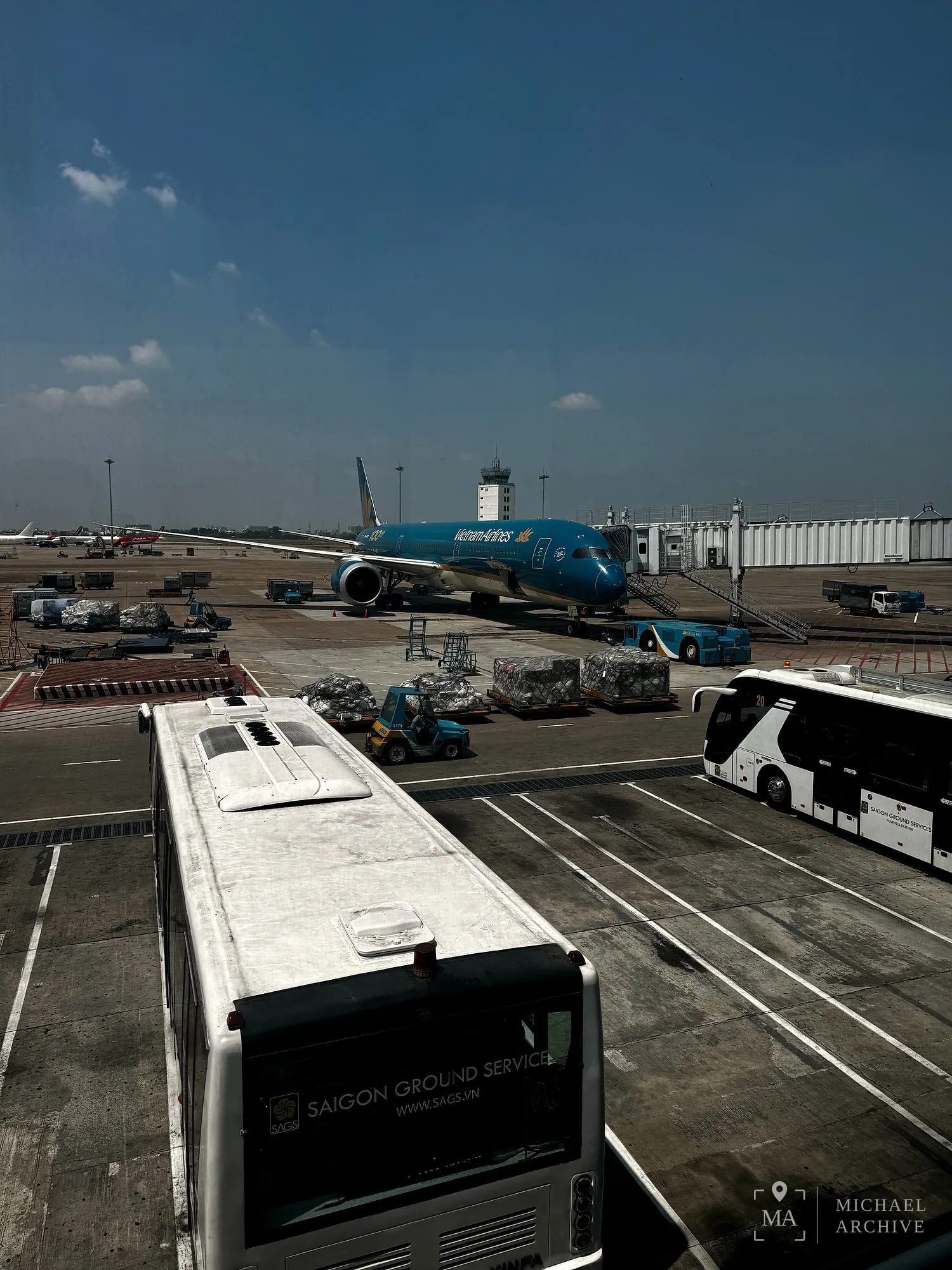 공항 계류장에 대기 중인 그라운드 서비스 버스