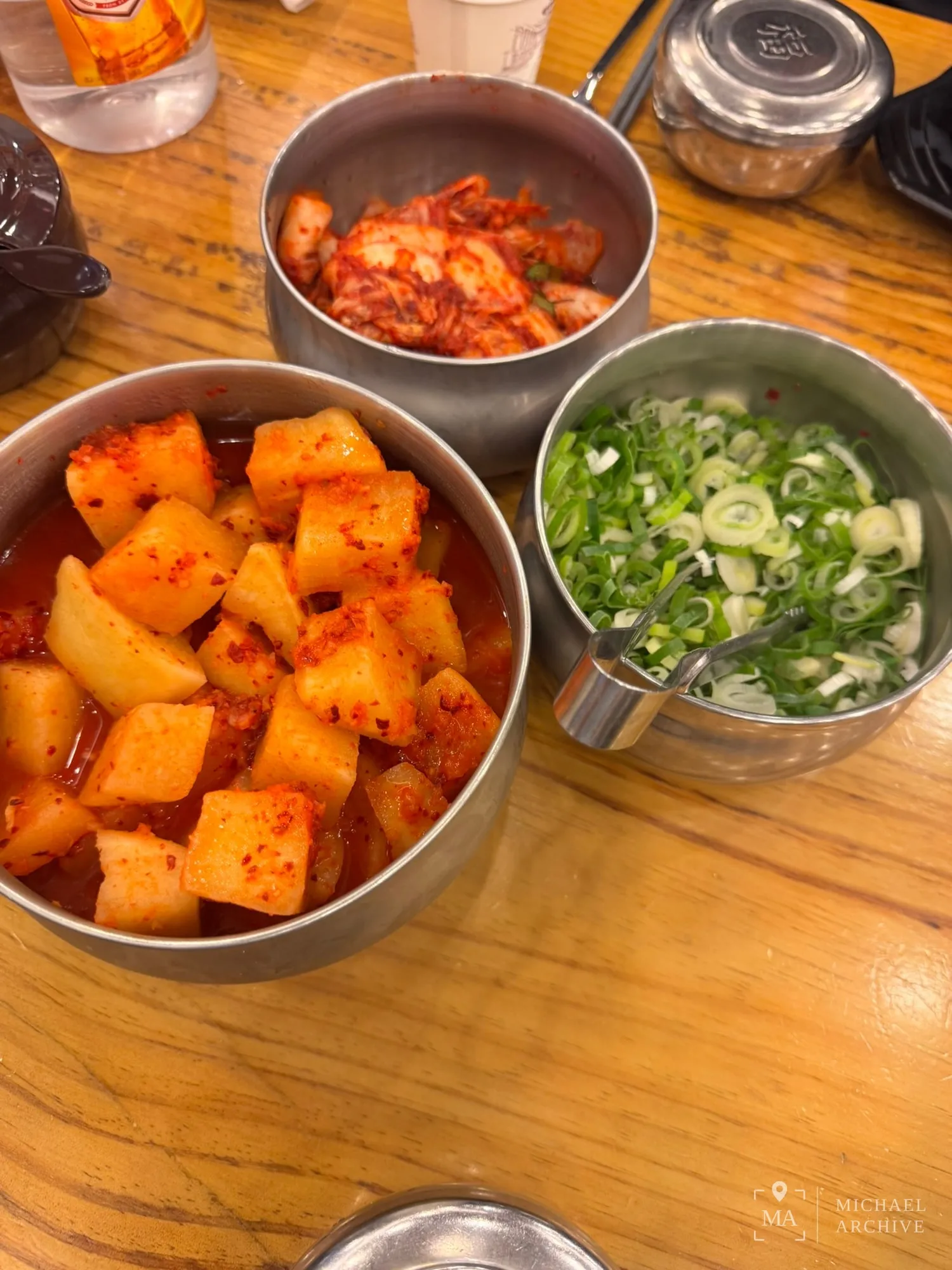 김치와 깍두기, 잘게 썬 대파가 각각 그릇에 담겨 나온다