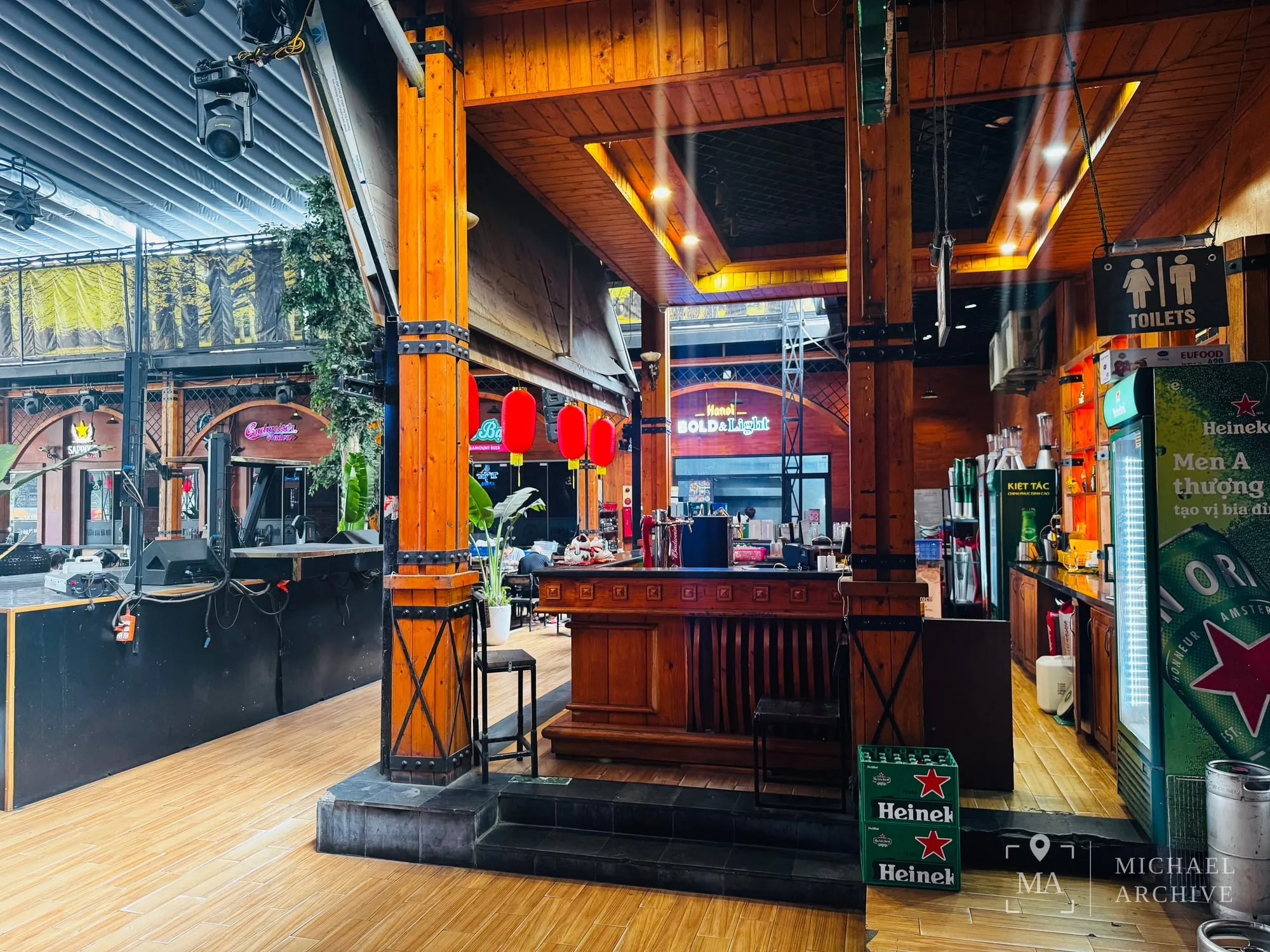 맥주 브랜드 사인과 무대 조명이 걸린 바 구역