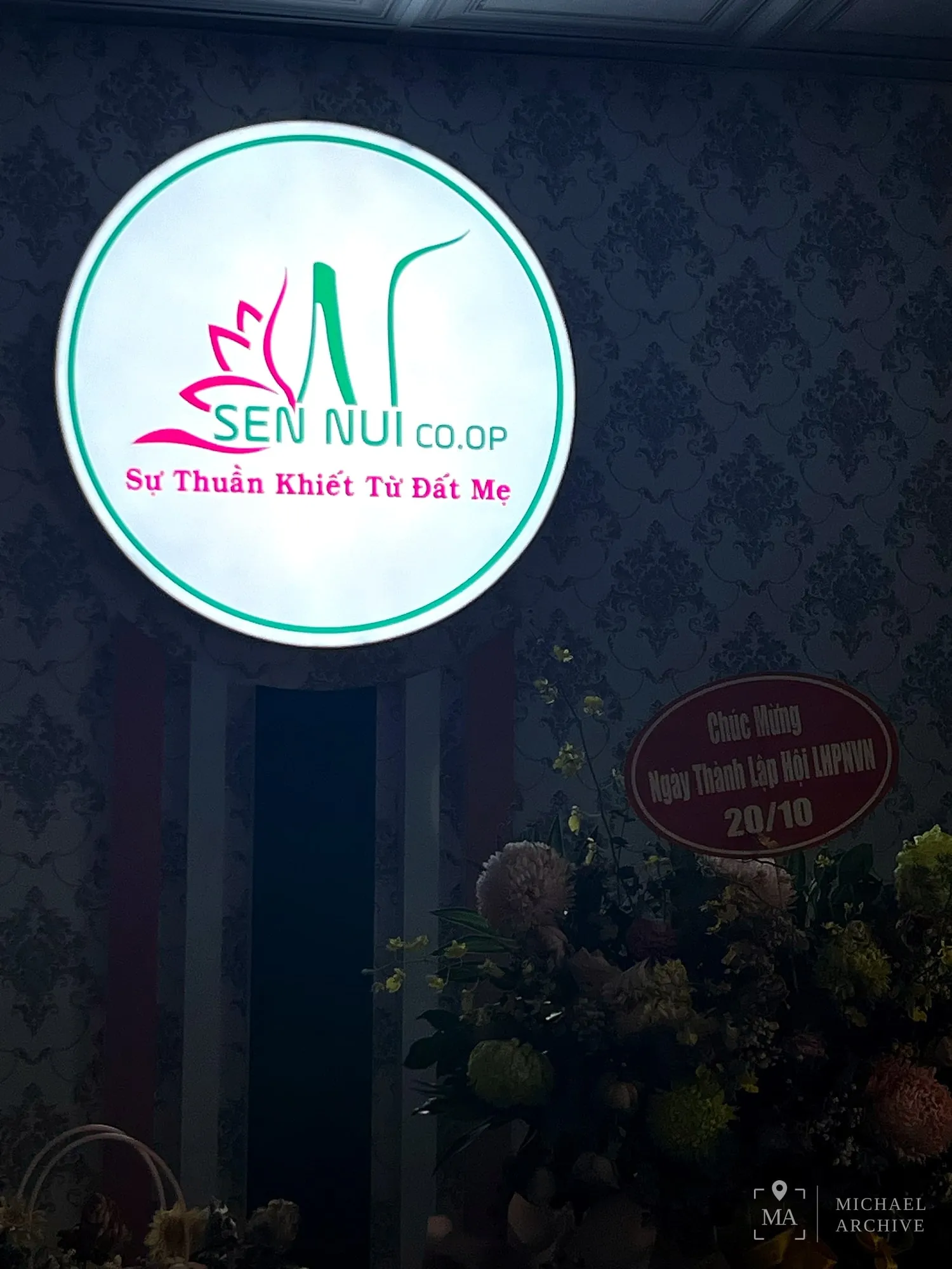 Sen Núi Co.op 로고 — Sự Thuần Khiết Từ Đất Mẹ (어머니 대지의 순수함)