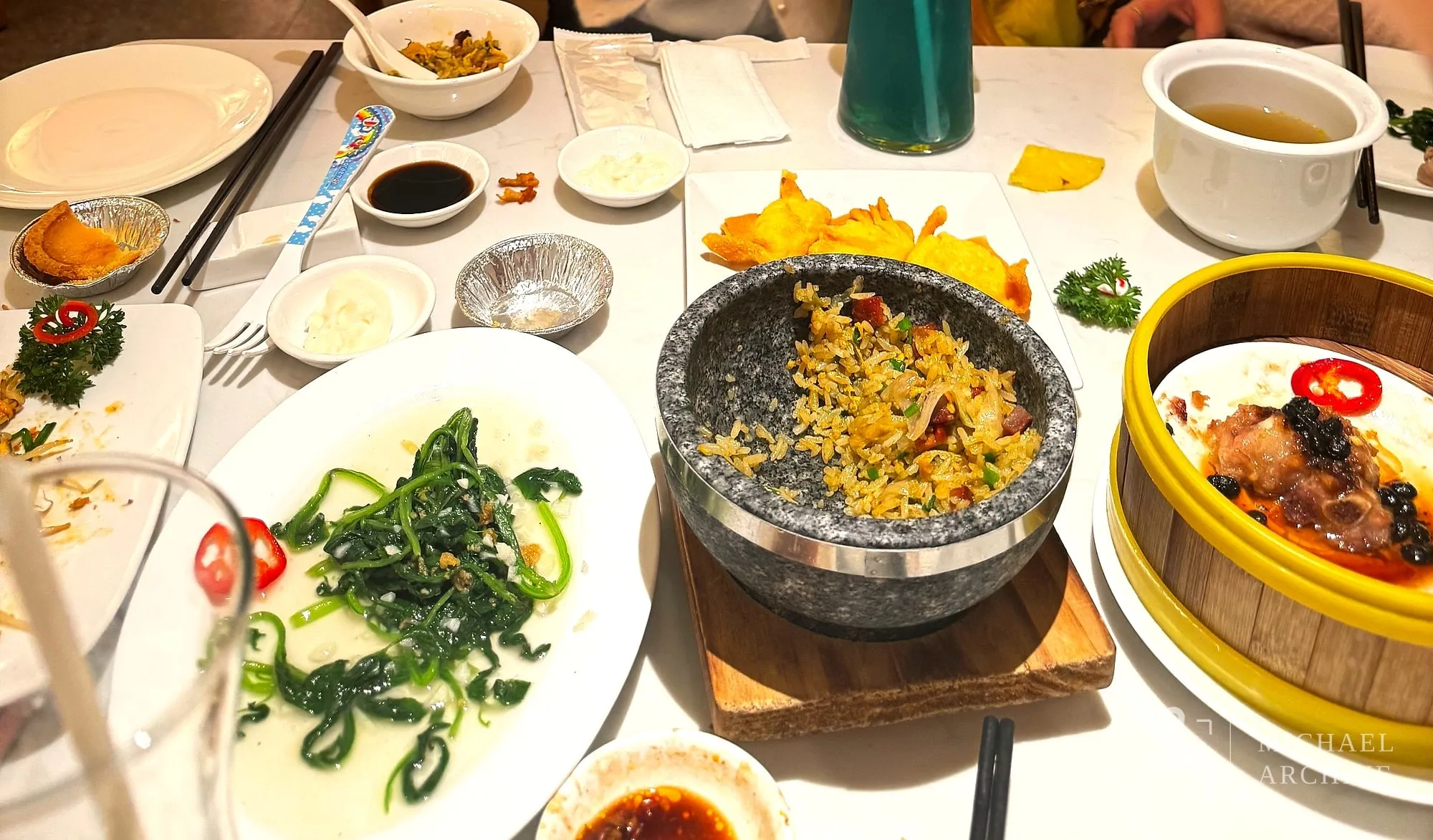돌솥 볶음밥과 대나무 찜통에 담긴 딤섬