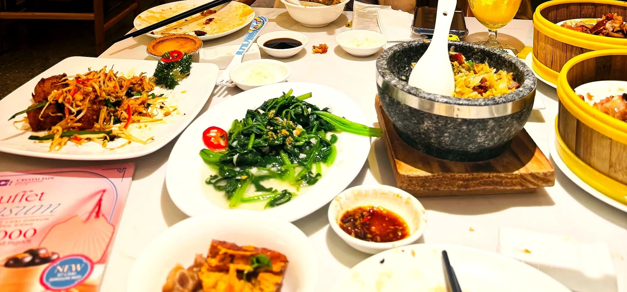 상차림 전체. 여러 접시가 테이블에 깔려 있다