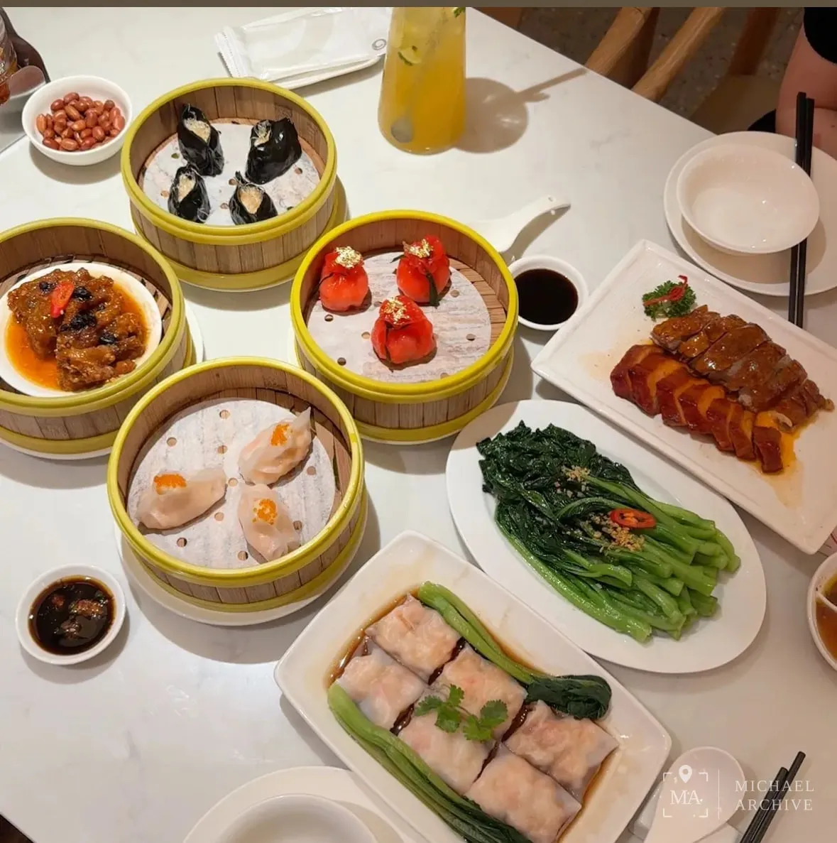 대나무 찜통에 담긴 딤섬들과 구운 고기, 청경채, 쌀피에 싼 딤섬이 한 상에 깔렸다