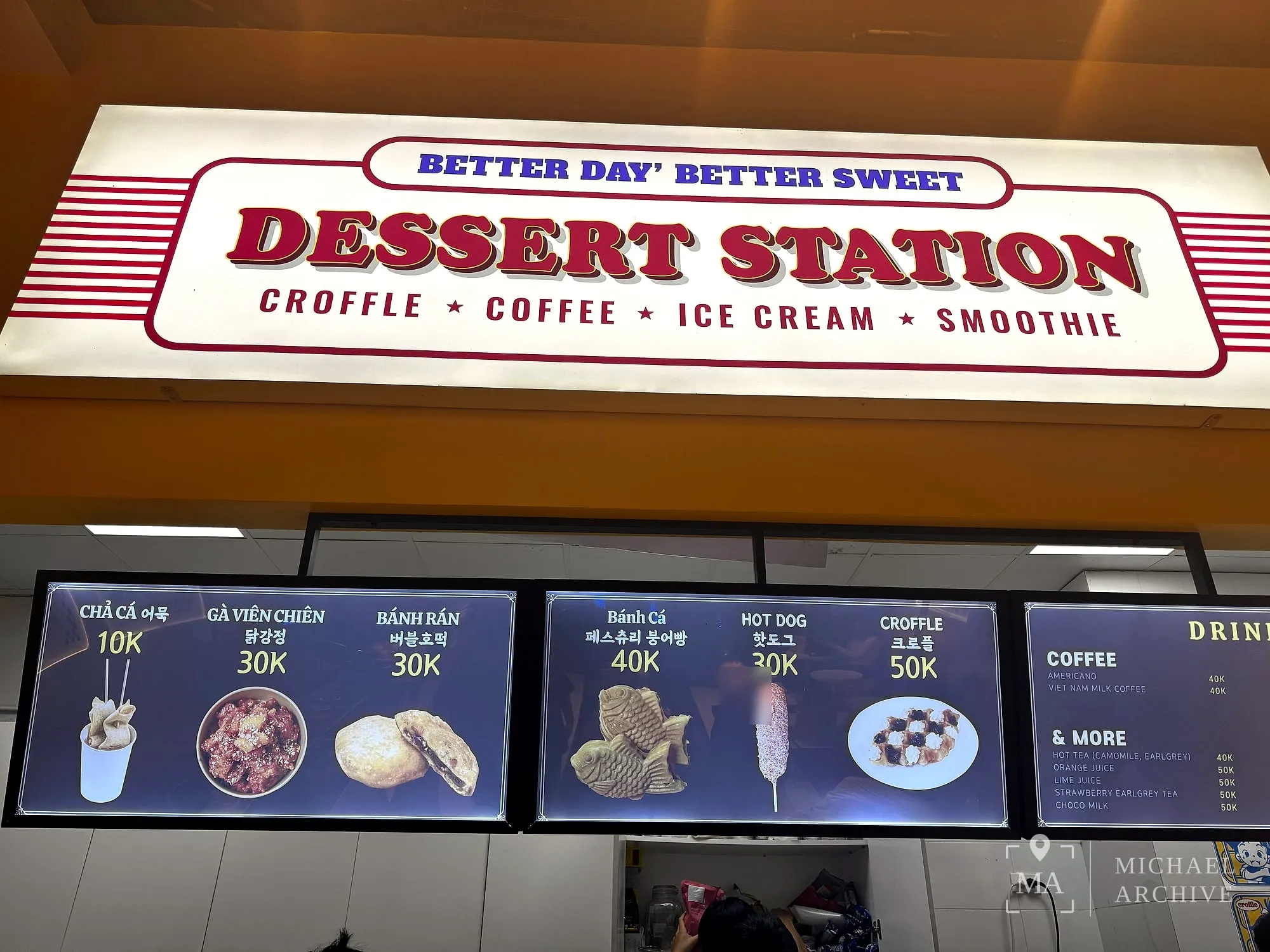 Dessert Station 매장. BETTER DAY BETTER SWEET 간판 아래 메뉴판이 걸려 있다