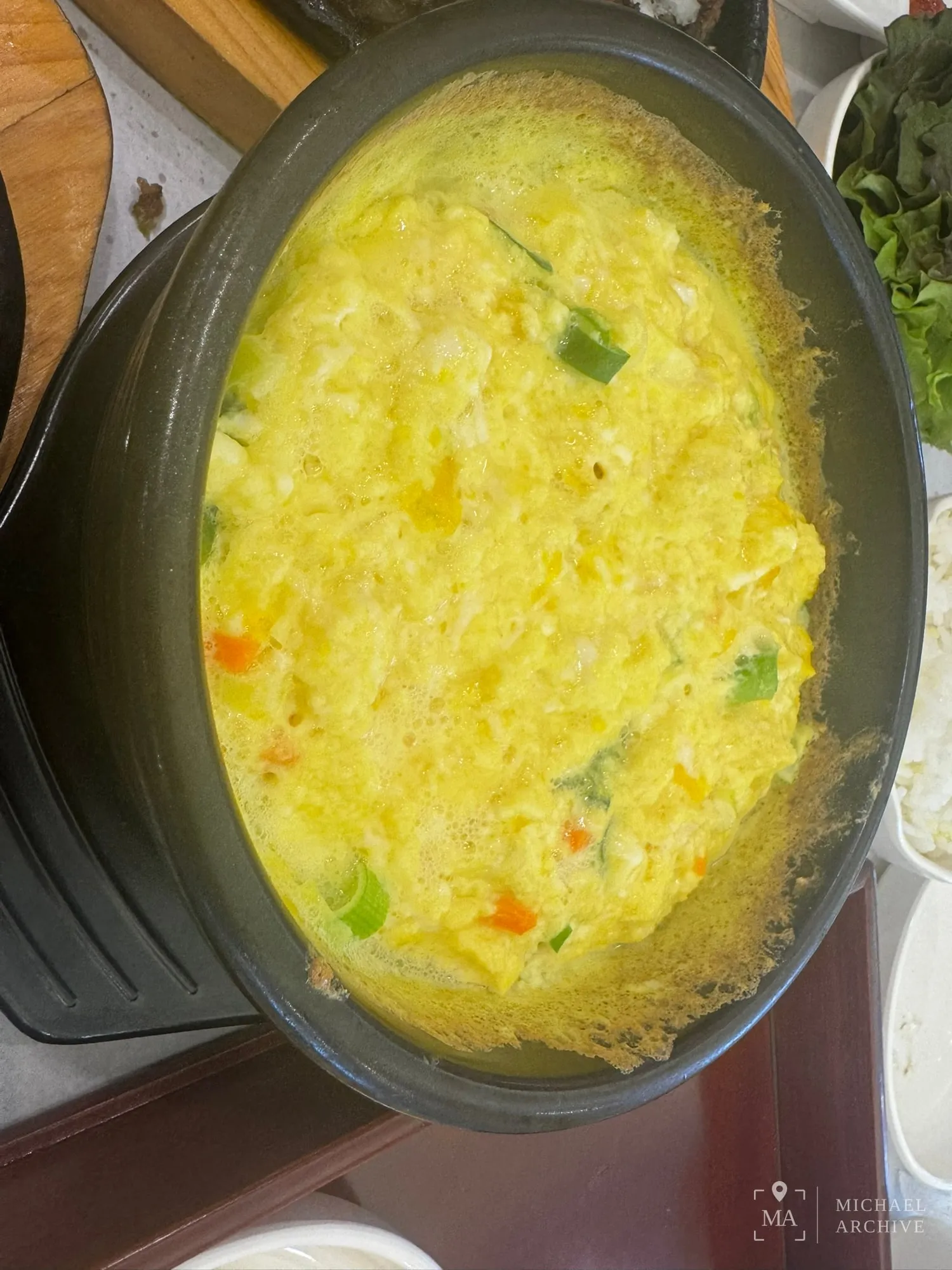 뚝배기 계란찜 — 가장자리가 부풀어 올라 있다