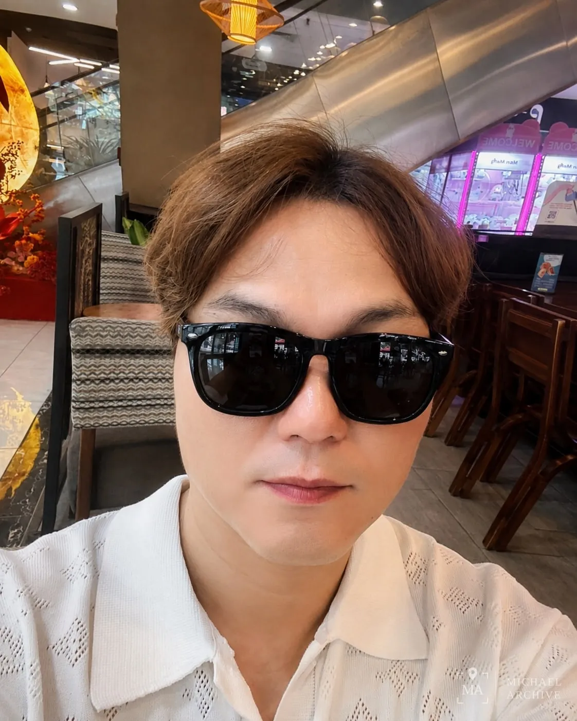 결혼식장에 들어가기 전, 같은 건물 카페에서 친구를 기다리며