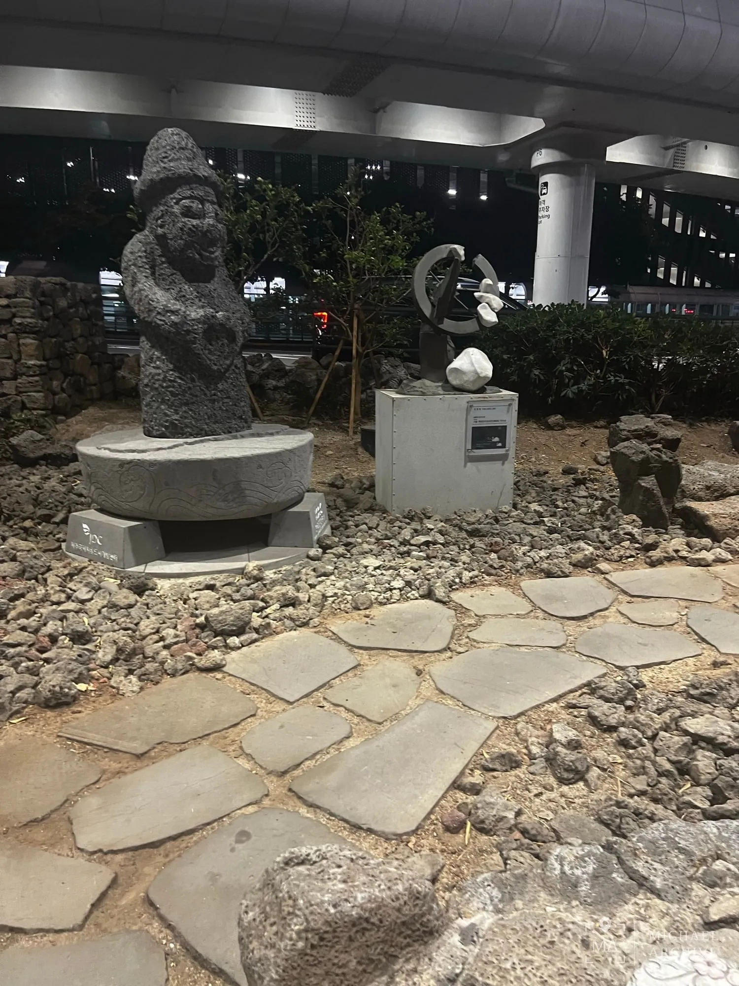 2023년 7월 23일 밤 10시의 제주국제공항 — 야외 ‘HELLO JEJU’ 사인