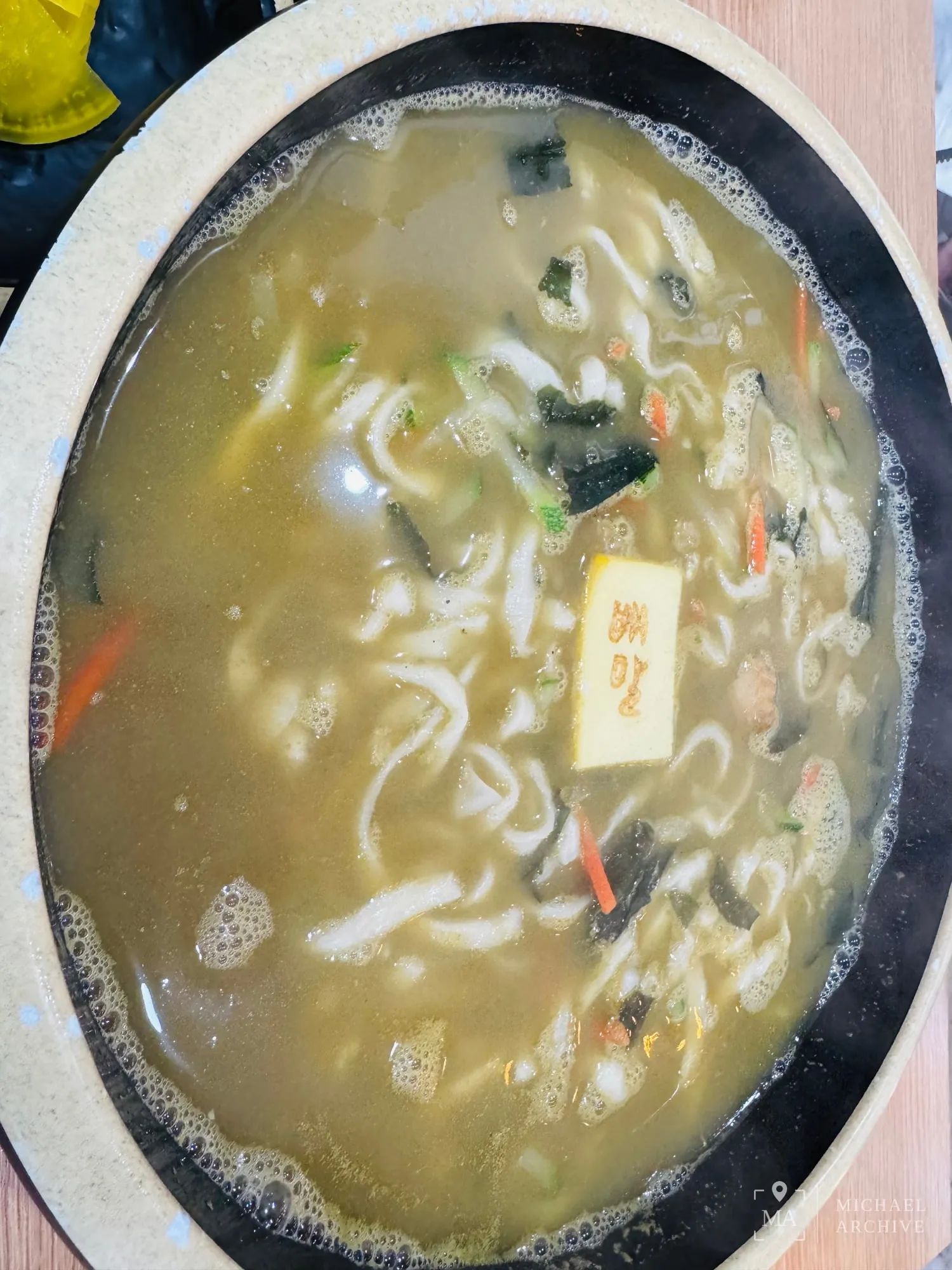 진한 국물의 배말칼국수 클로즈업