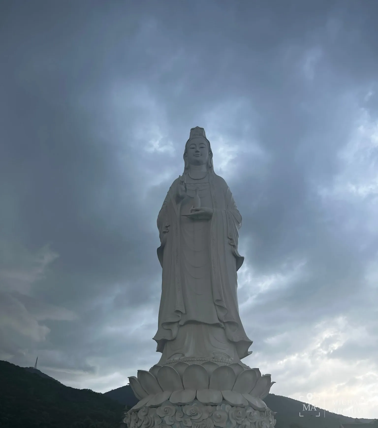 먹구름 아래 서 있던 관음상