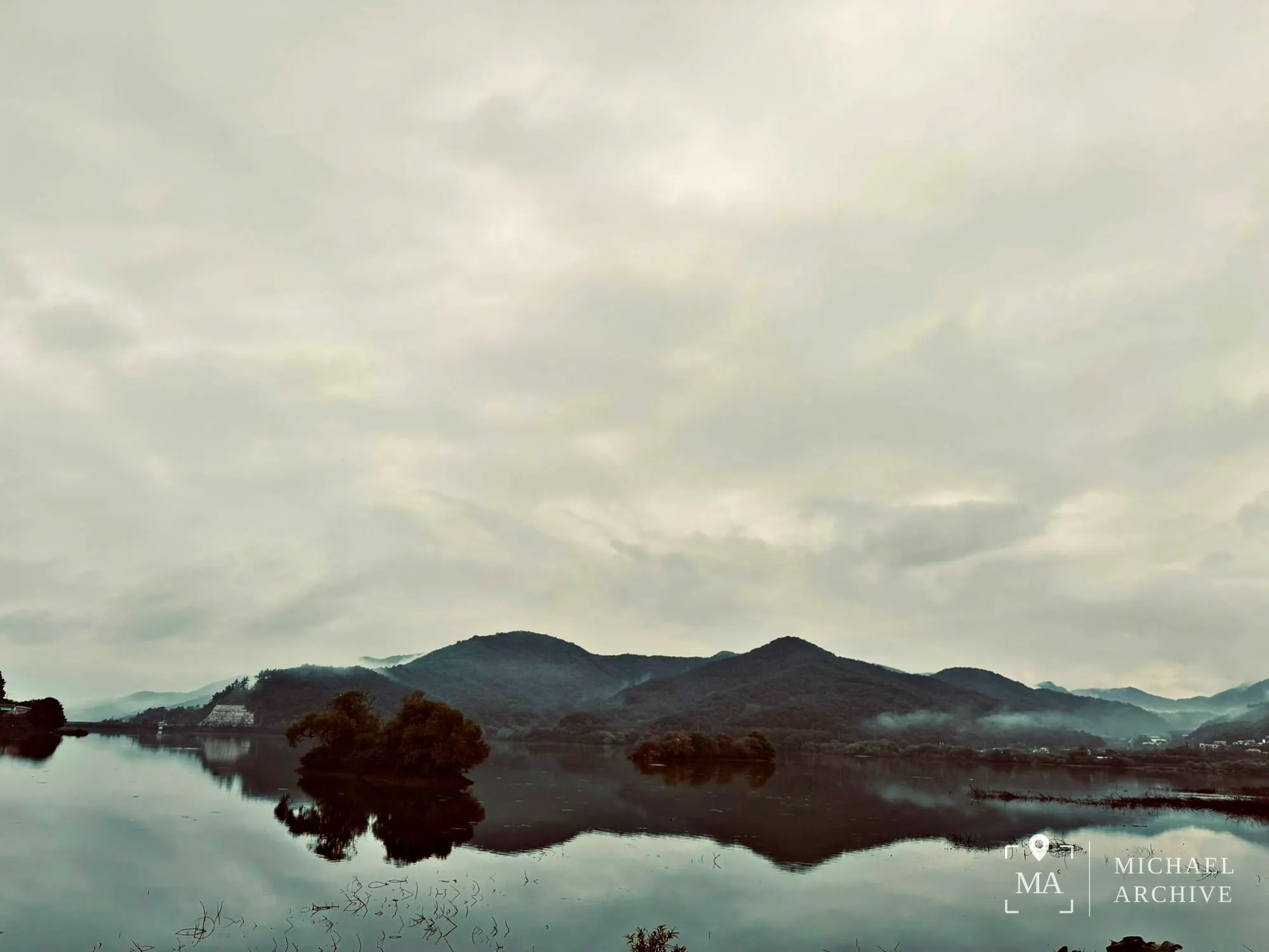 오전 7시의 호수 — 산에 구름이 걸려 있다