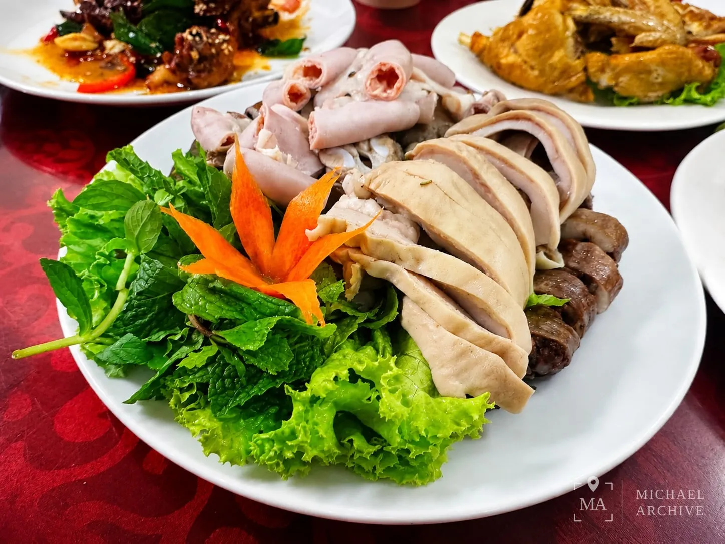 룽호아 로컬 식당에서 여러 부위를 삶아 채소와 함께 차려낸 닭요리