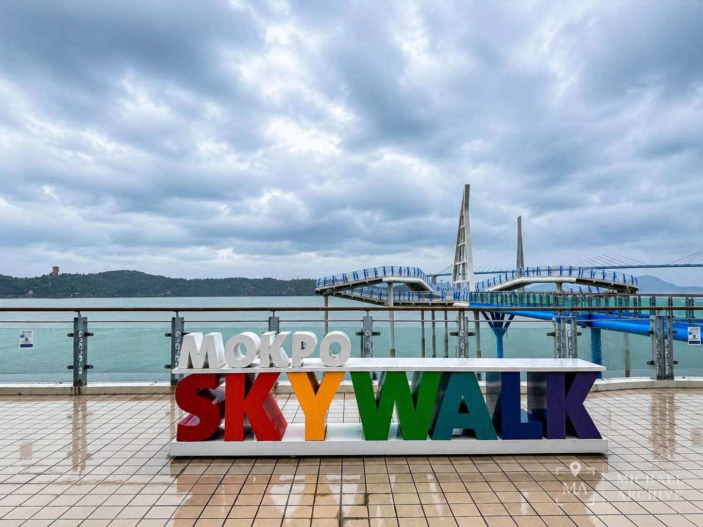 MOKPO SKYWALK 포토존 조형물과 스카이워크 전경