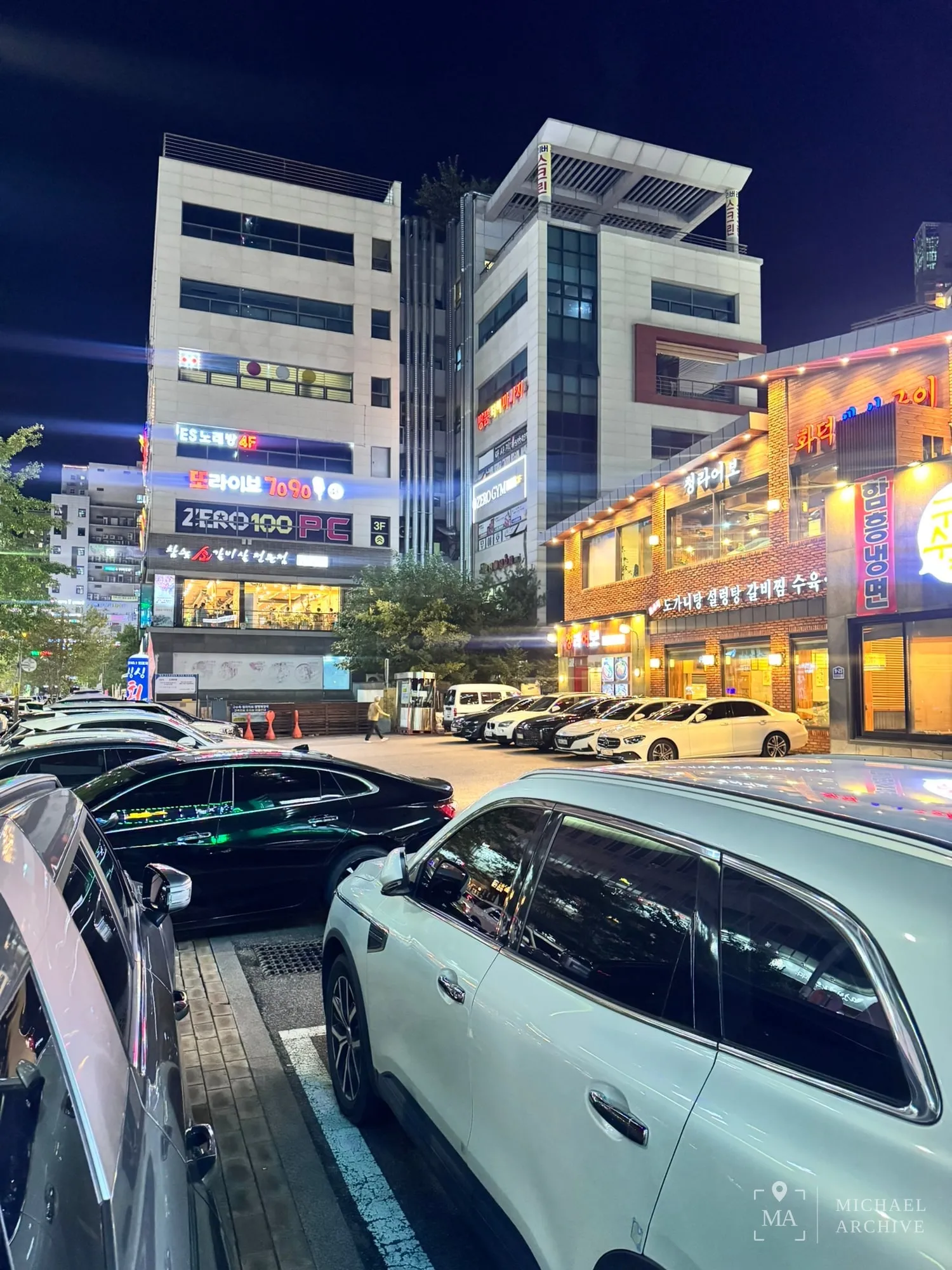 저녁 시간 구수옥 앞 주차장 — 빈자리 없이 차가 들어차 있다