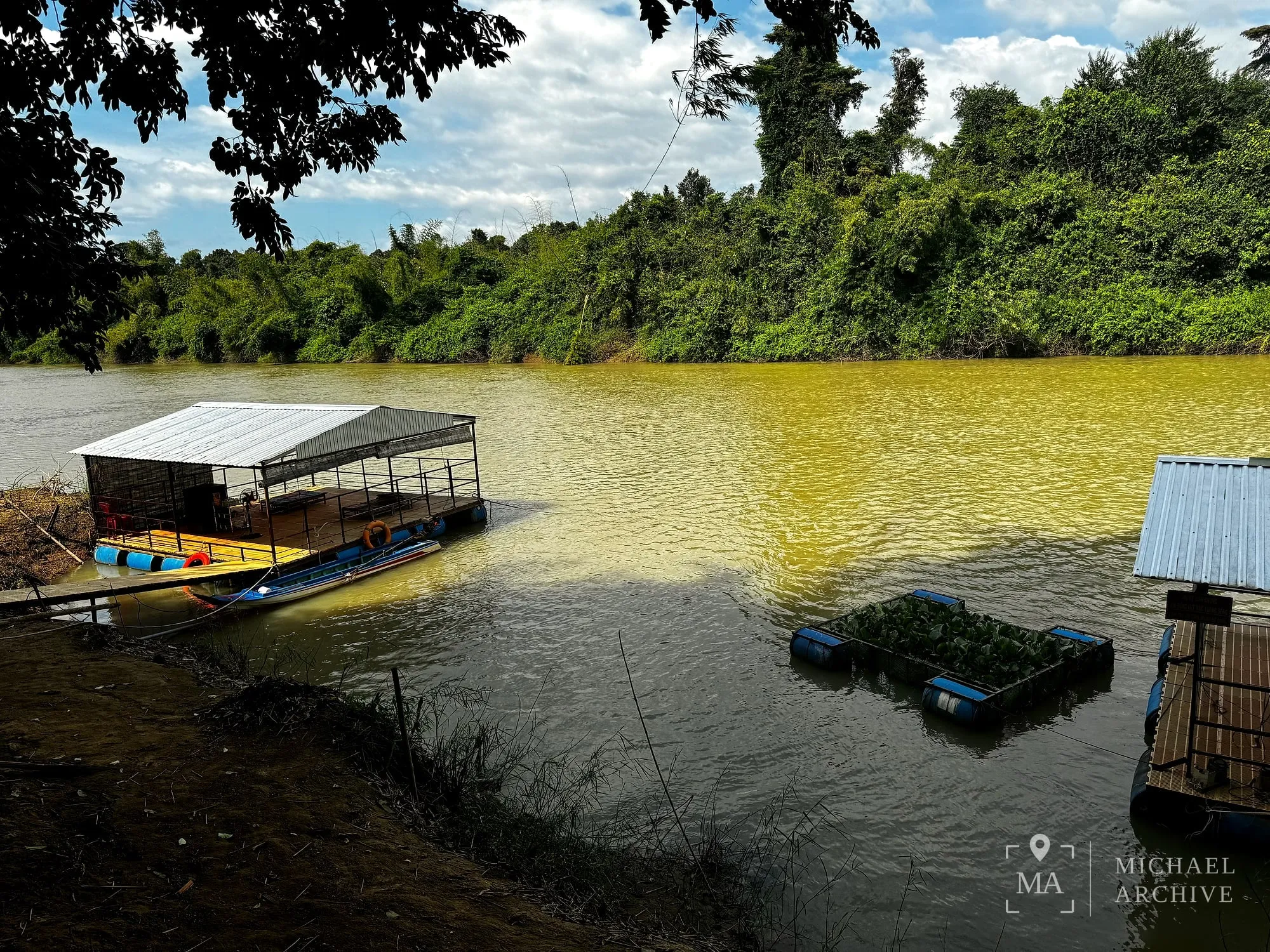 강가에 대어 둔 나무배와 뗏목