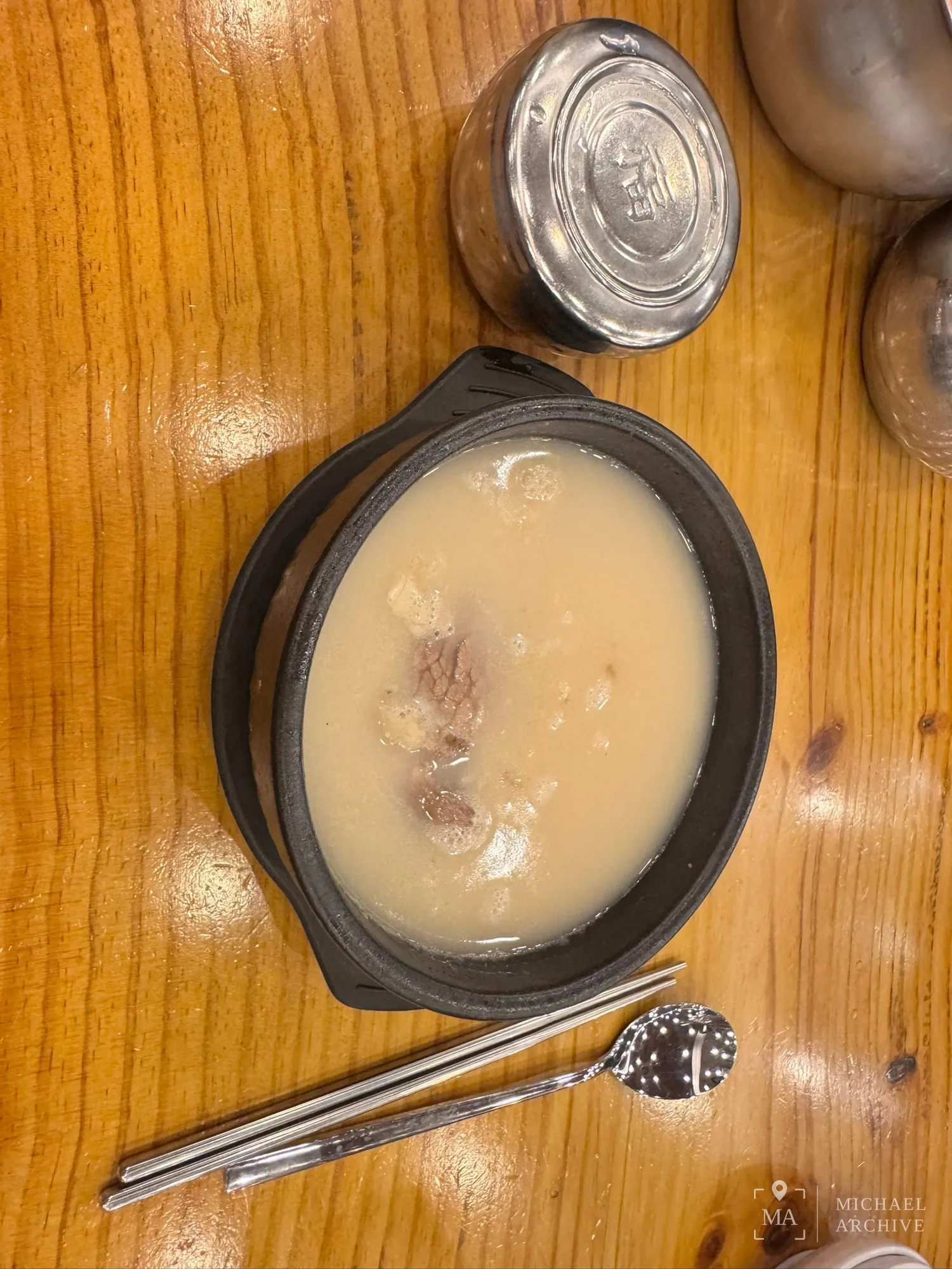 뚝배기에 담겨 나온 설렁탕 — 파를 넣기 전