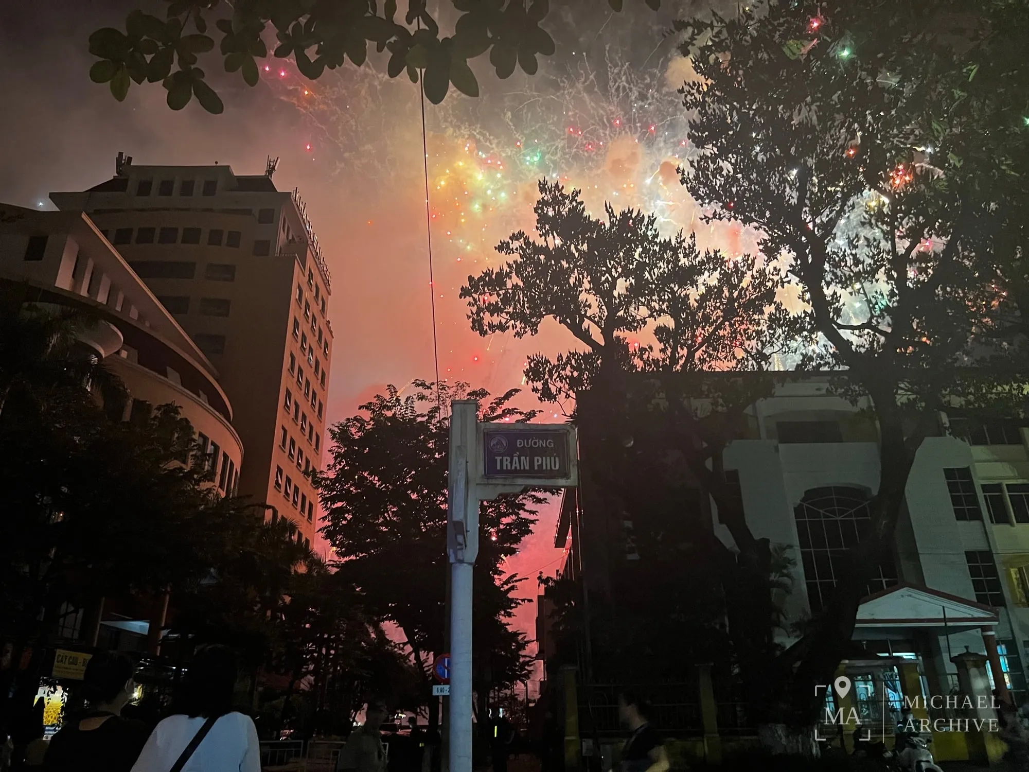 길에 서서 올려다보는 사람들