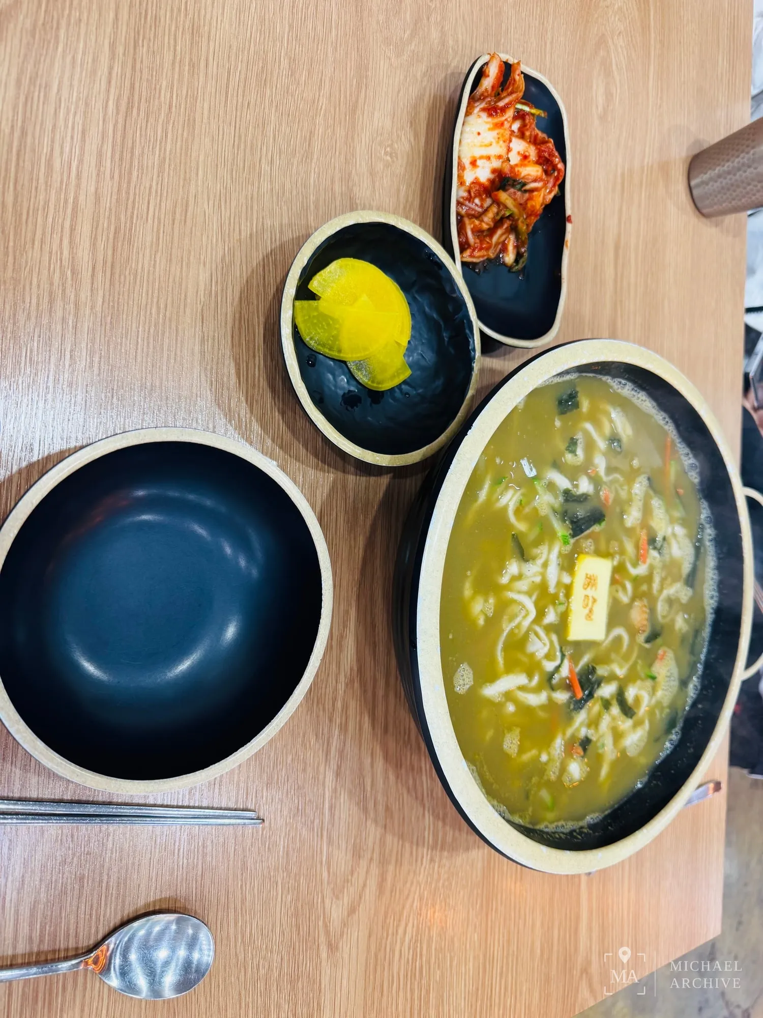 배말칼국수 한 상 — 뚝배기 칼국수와 단무지·김치