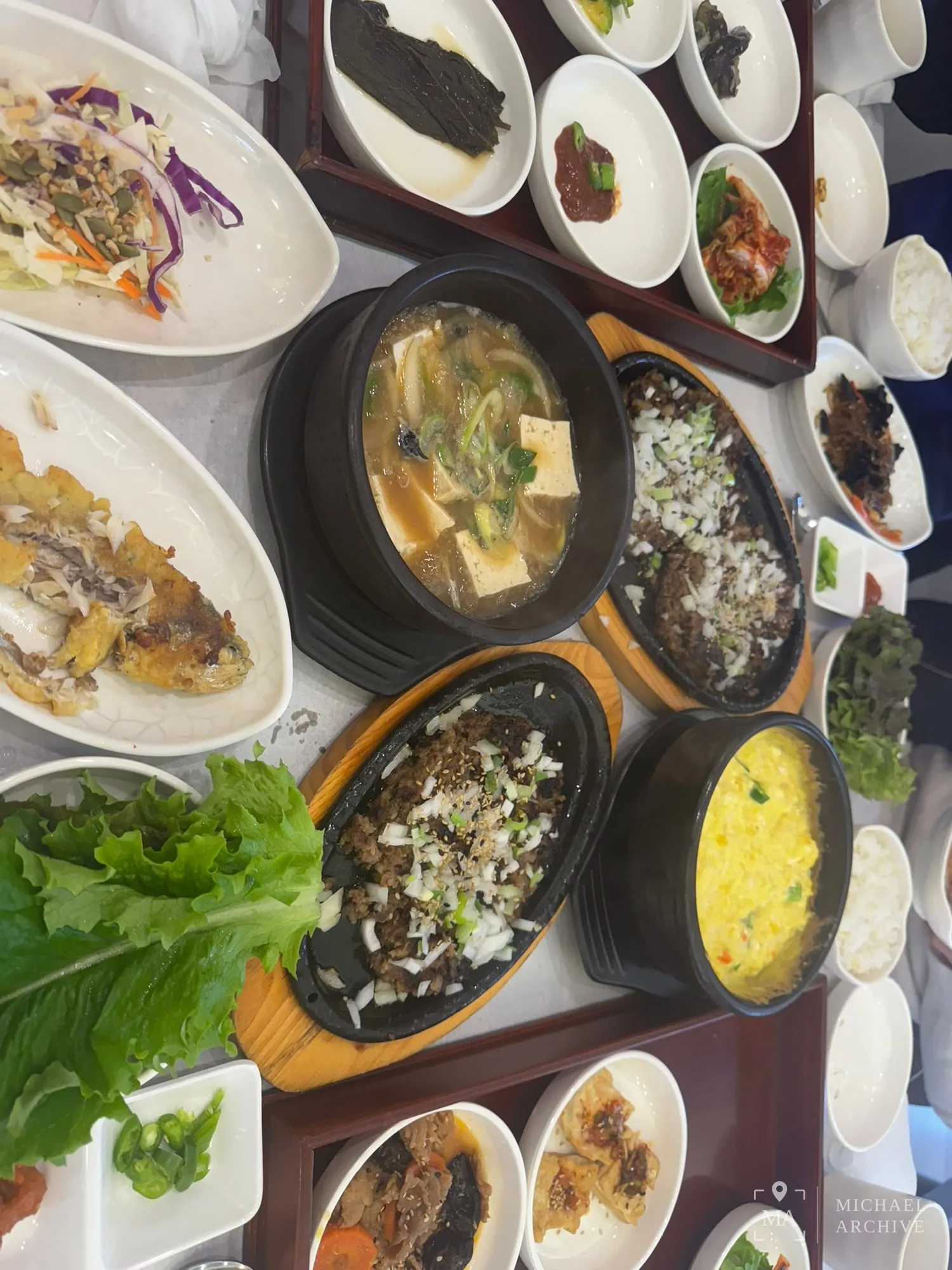 위에서 본 3인 상 — 떡갈비 두 판, 된장찌개, 계란찜, 그리고 반찬