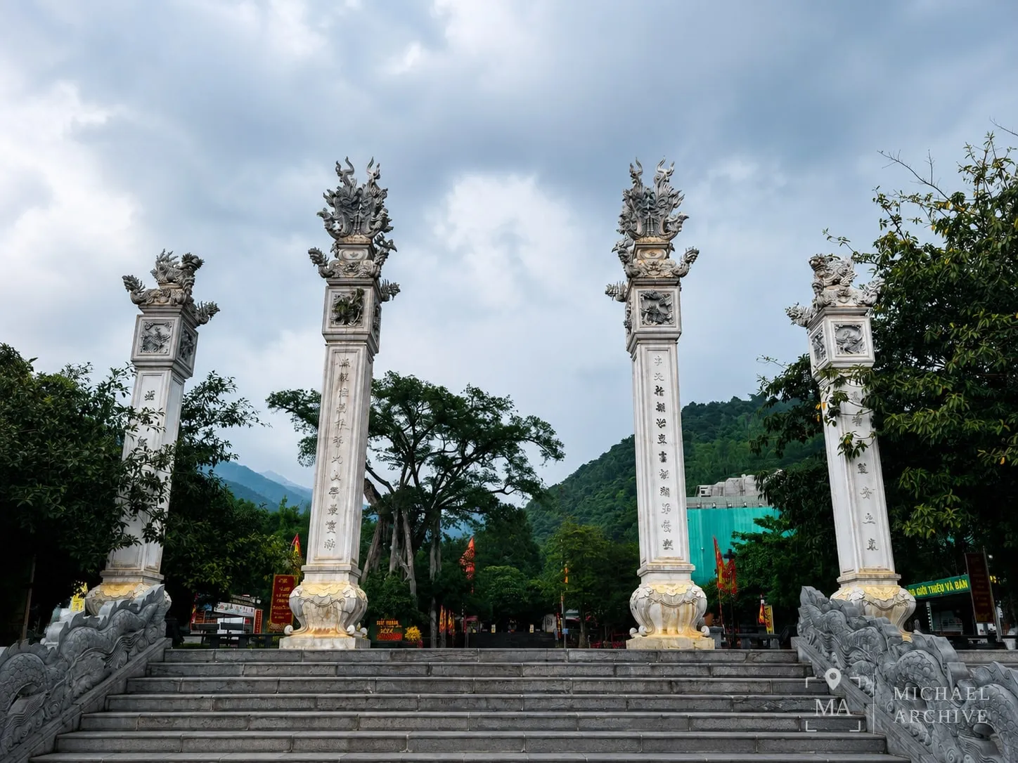 용을 새긴 흰 석주 네 개가 계단 위에 늘어서 있다